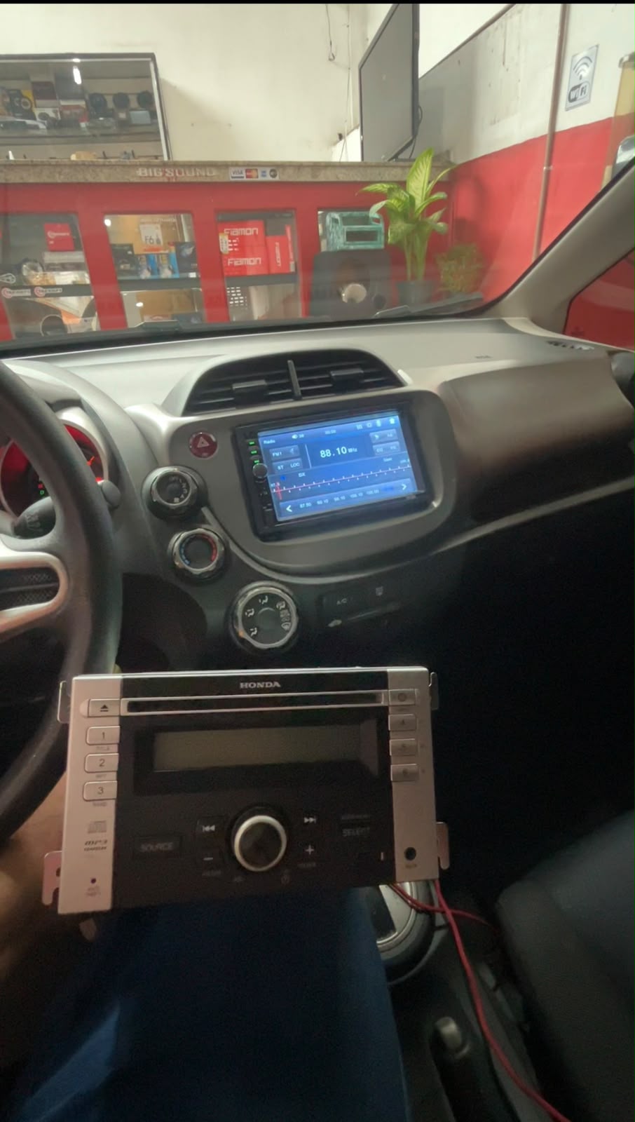 Central multimídia instalada no painel de Honda Fit — Brothers Sound Barueri