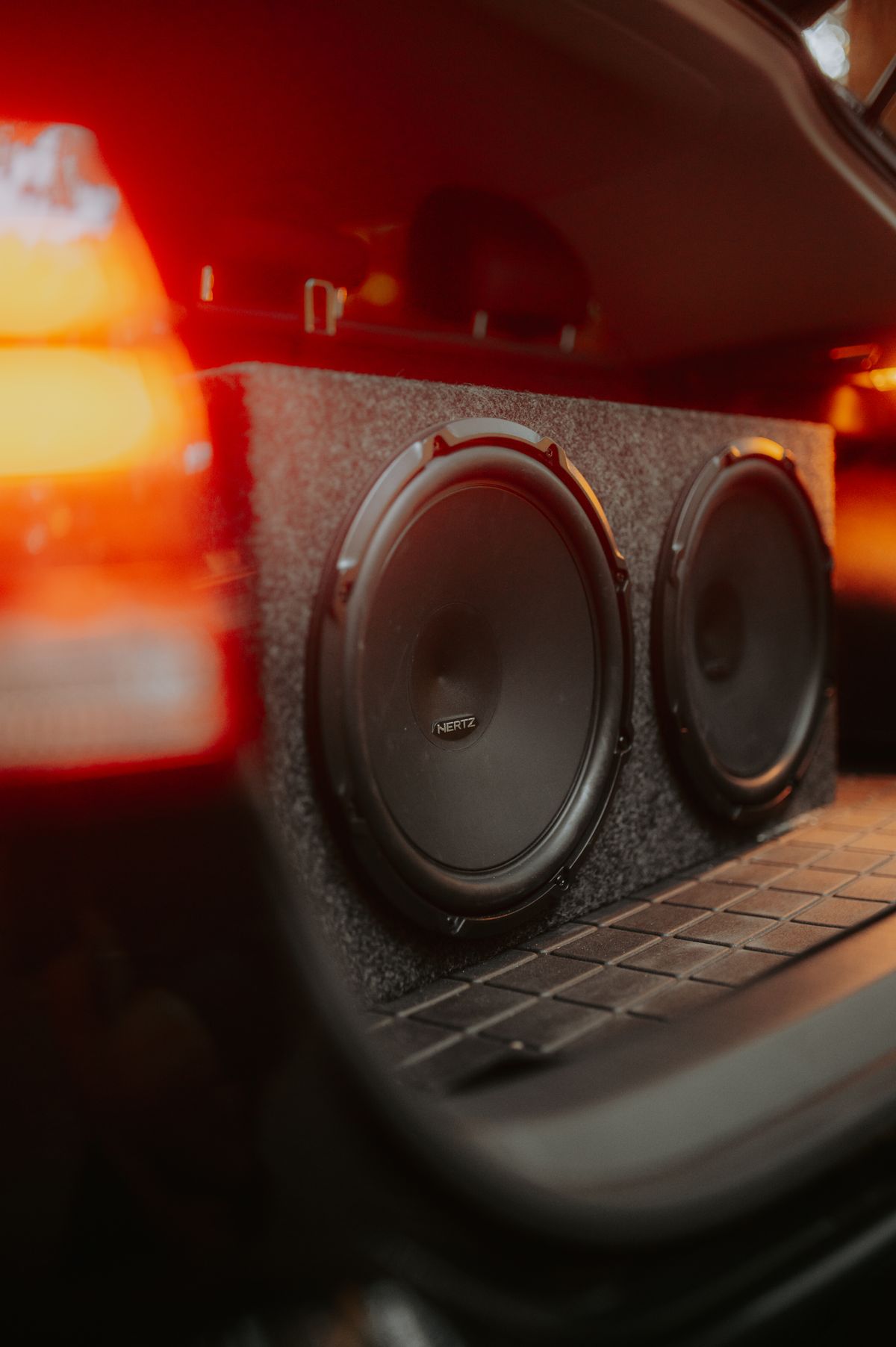 Subwoofers instalados em porta-malas de veículo