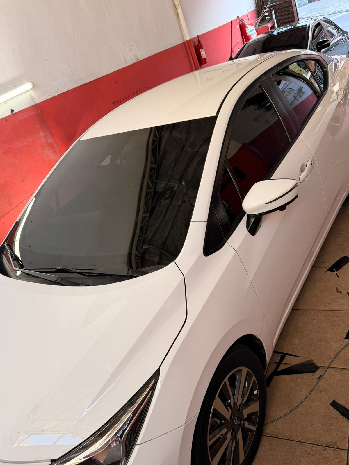 Carro branco com estética e acessórios automotivos — Brothers Sound Barueri
